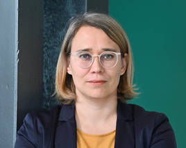 Charlotte Holzum steigt bei Navos auf