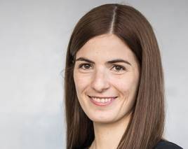 Sophie Matkovits checkt bei Austrian Airlines ein